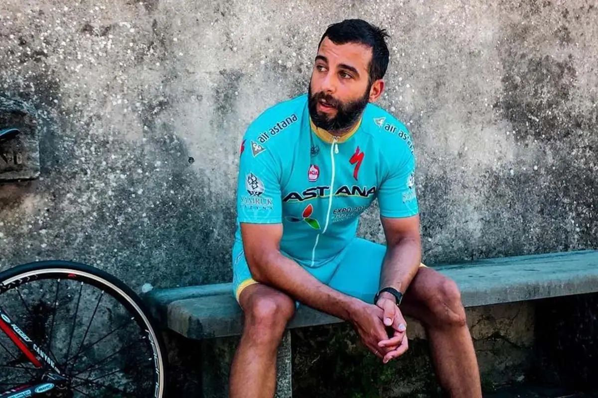 Иван Ургант на лавочке с велосипедом