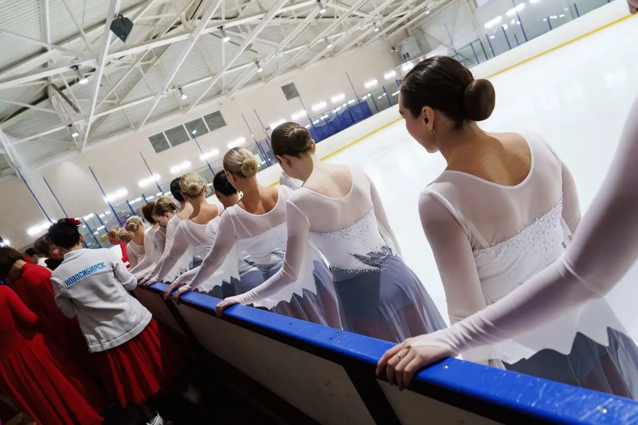 Участники соревнований «Счастливый лед. Зима-2024» на катке