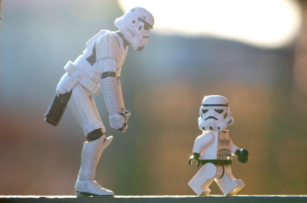 LEGO штурмовик смотрит на уходящего сына