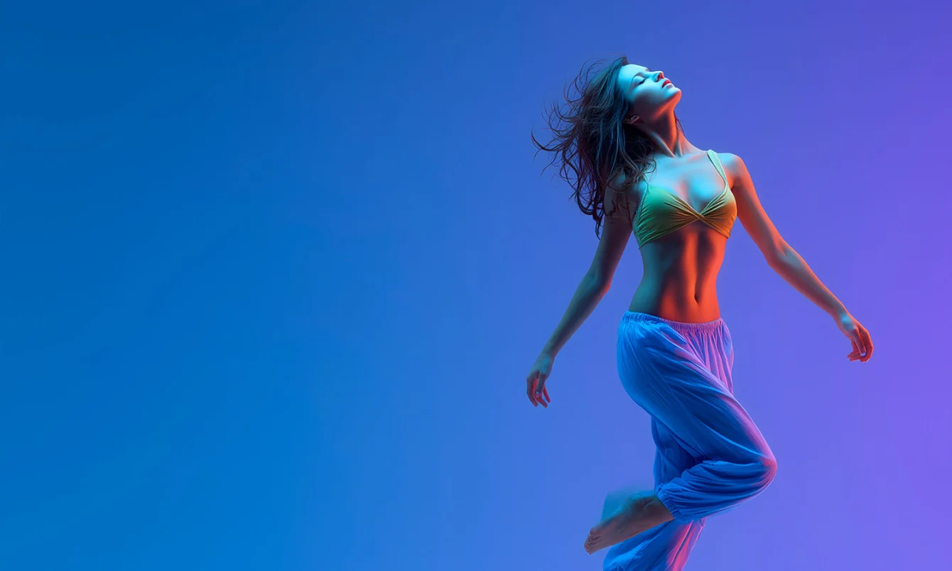 Спортсменка в танцевальной позе в облаке цветного дыма