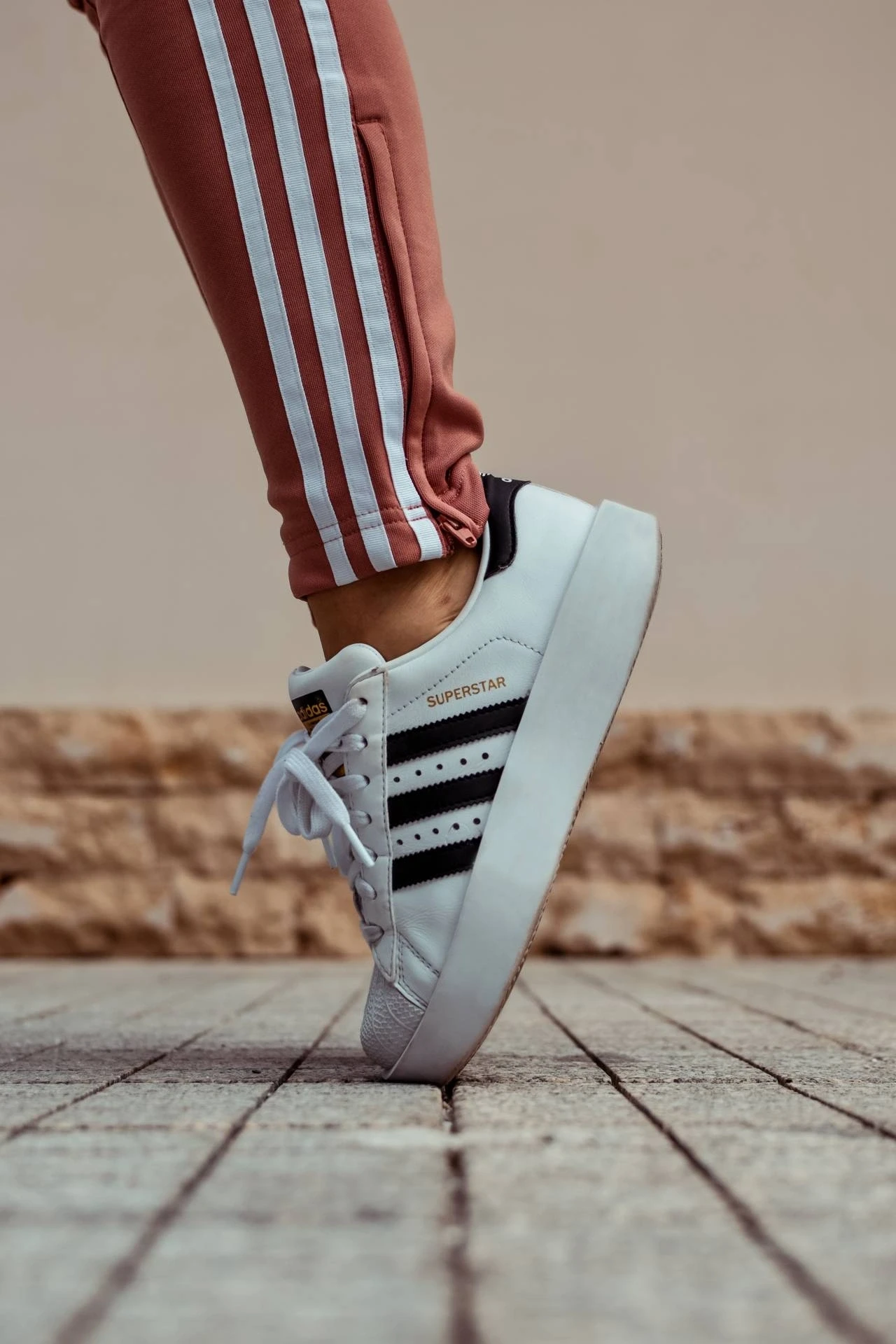 Женская нога в кроссовке Adidas Superstar