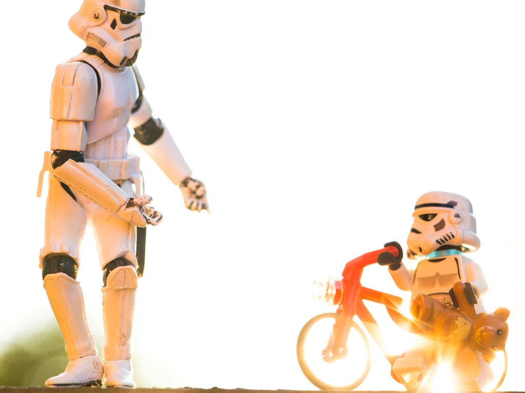 LEGO штурмовик предлагает сыну помощь с велосипедом