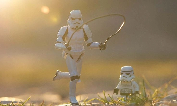 LEGO штурмовик прыгает через скакалку