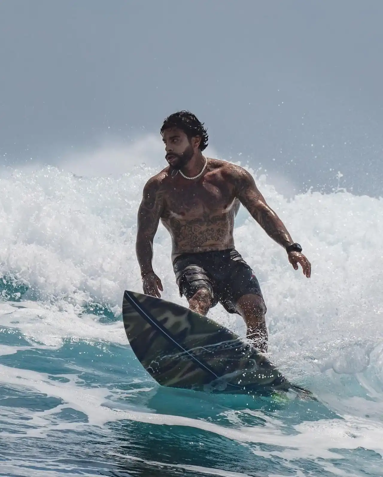 Рэпер Тимати занимается серфингом