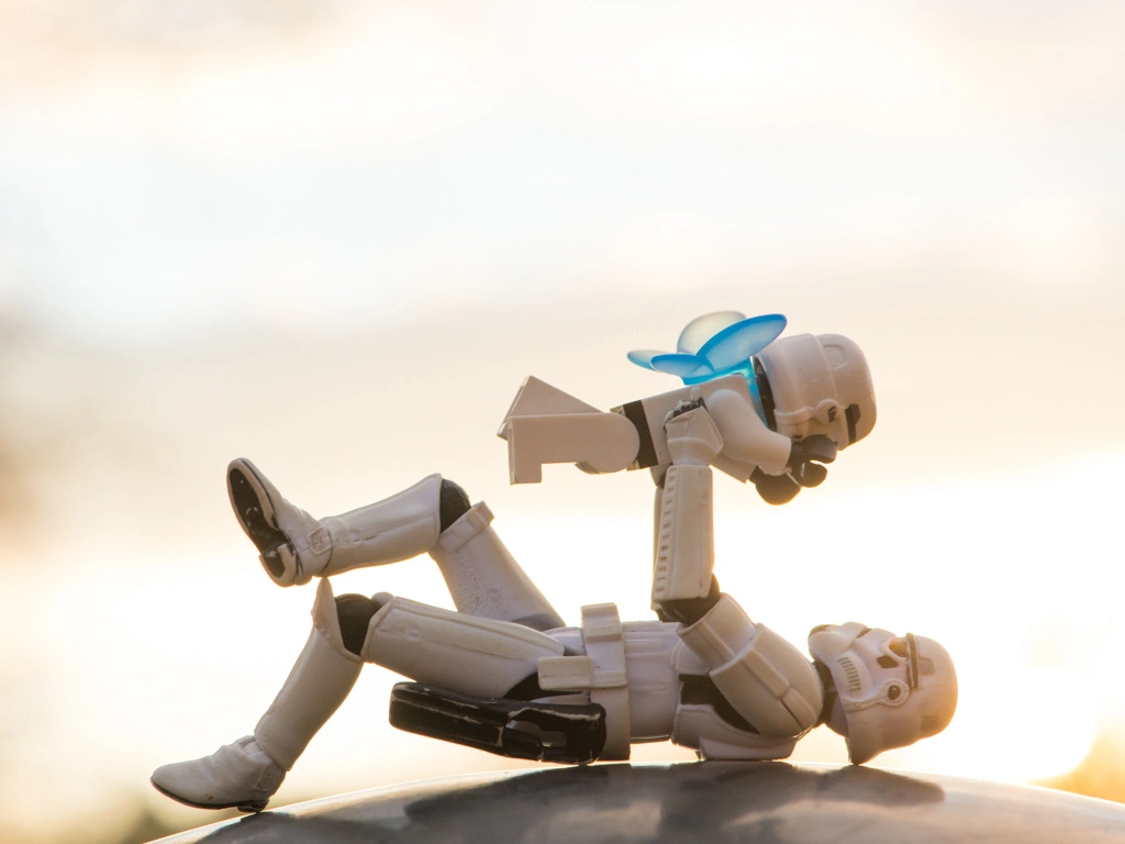 LEGO штурмовик лежа на спине играет с сыном