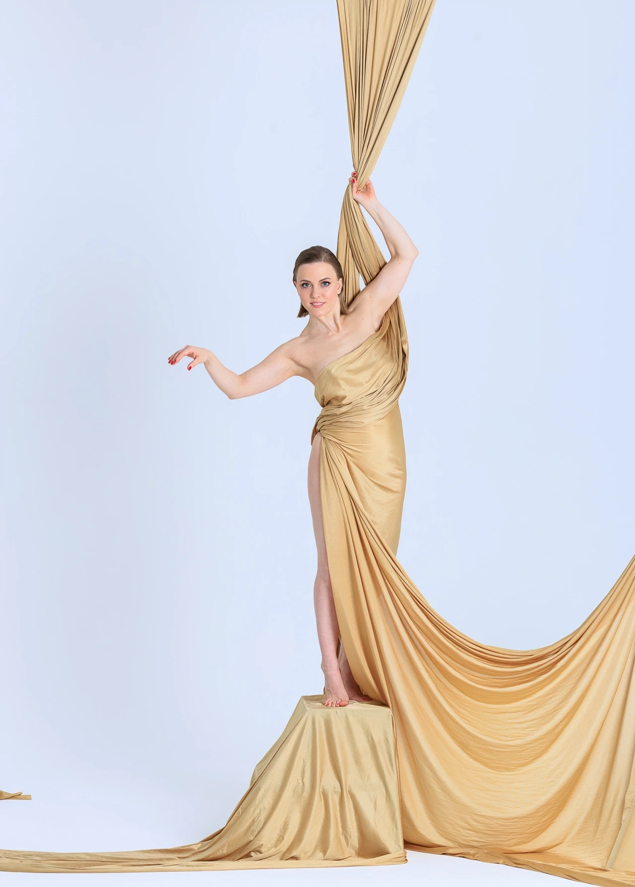 Ирина Кривошей стоит на возвышении в полотне золотого цвета