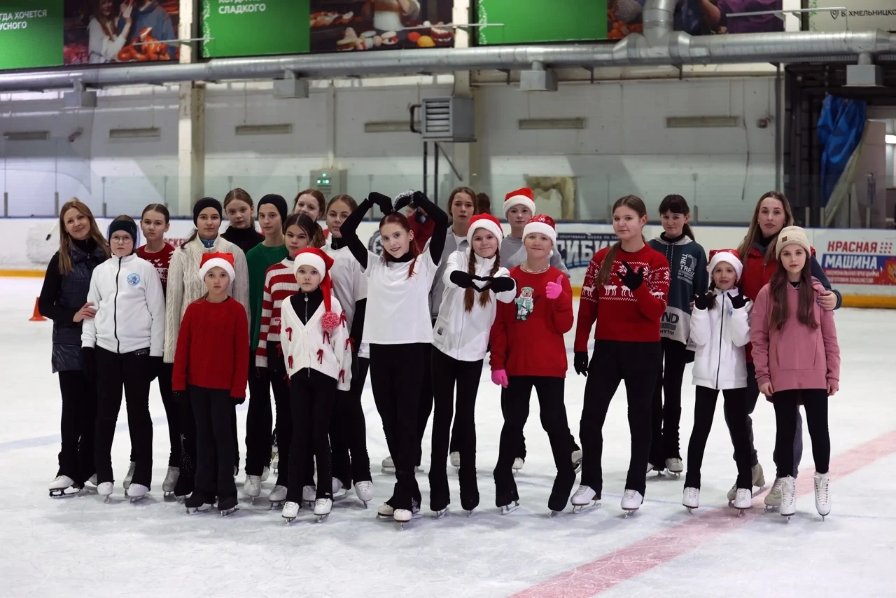Дети из клуба фигуристов-любителей «6.0!» на новогоднем концерте 2024/25