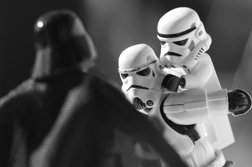 LEGO штурмовик загораживает сына от Дарта Вейдера